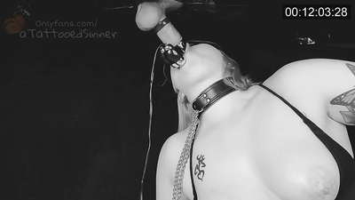 Noia bonica amb les tetes perfectes al gloryhole