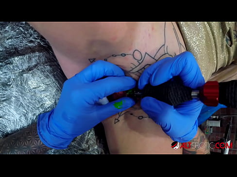 ❤️ La bomba Sully Savage, molt tatuada, es va tatuar al clítoris ️❌ Porno al ca.teencumpot.ru ❌️❤